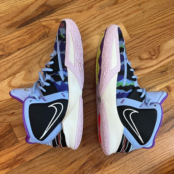 Kyire nike. New/never worn. main image 9